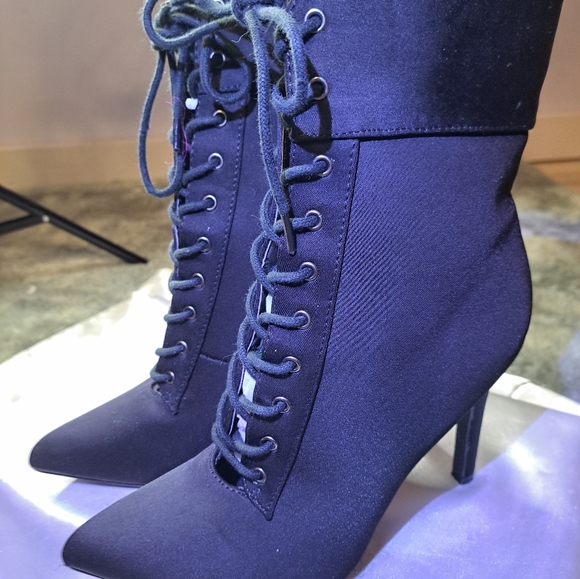 Goth Looking THOUNG FREE Black Beauties AKIRA - Picture 4 of 5